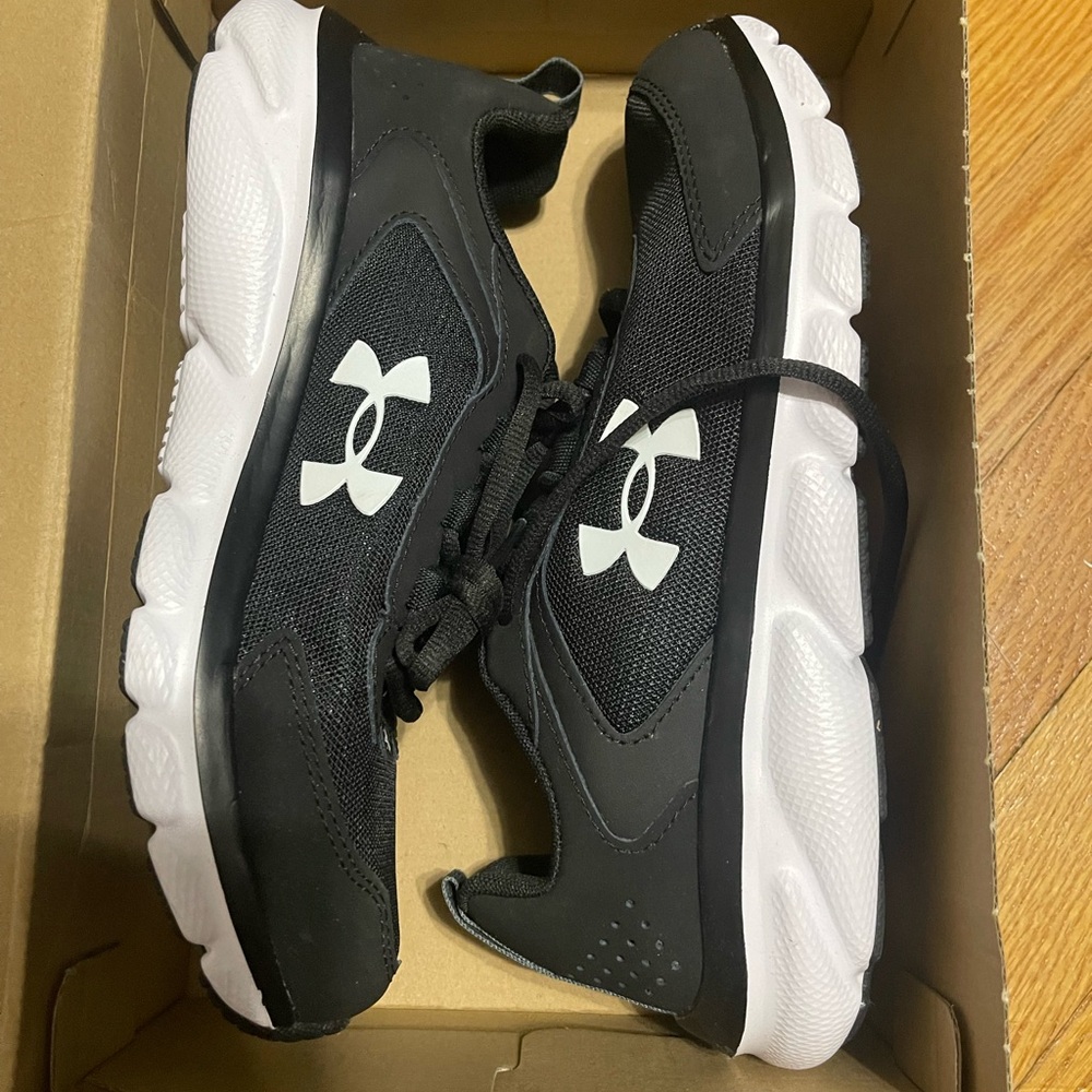 Under Armour New In Box BGS Assert 9 Youth size 7 Sneakers